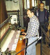 un tisserand au travail ; pris sur ce site:
http://www.aventurier.fr/fr/france/lorraine/88_dec_musee_textile/index.shtml